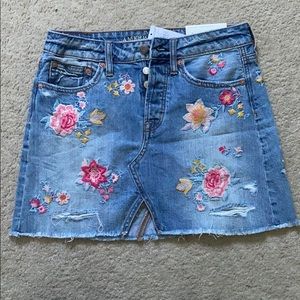 ✨ NWT ✨ Floral Stitched Jean Skirt